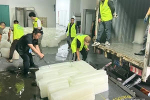 bob半岛体育官方网站-南京奥体中心铺设大量冰块，为今晚苏超焦点战现场降温