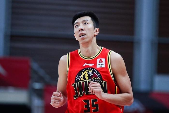 CBA名帅儿子合同到期！场均2.9分，不投奔老爹，比李春江父子强