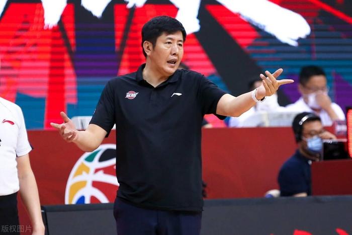 CBA名帅儿子合同到期！场均2.9分，不投奔老爹，比李春江父子强