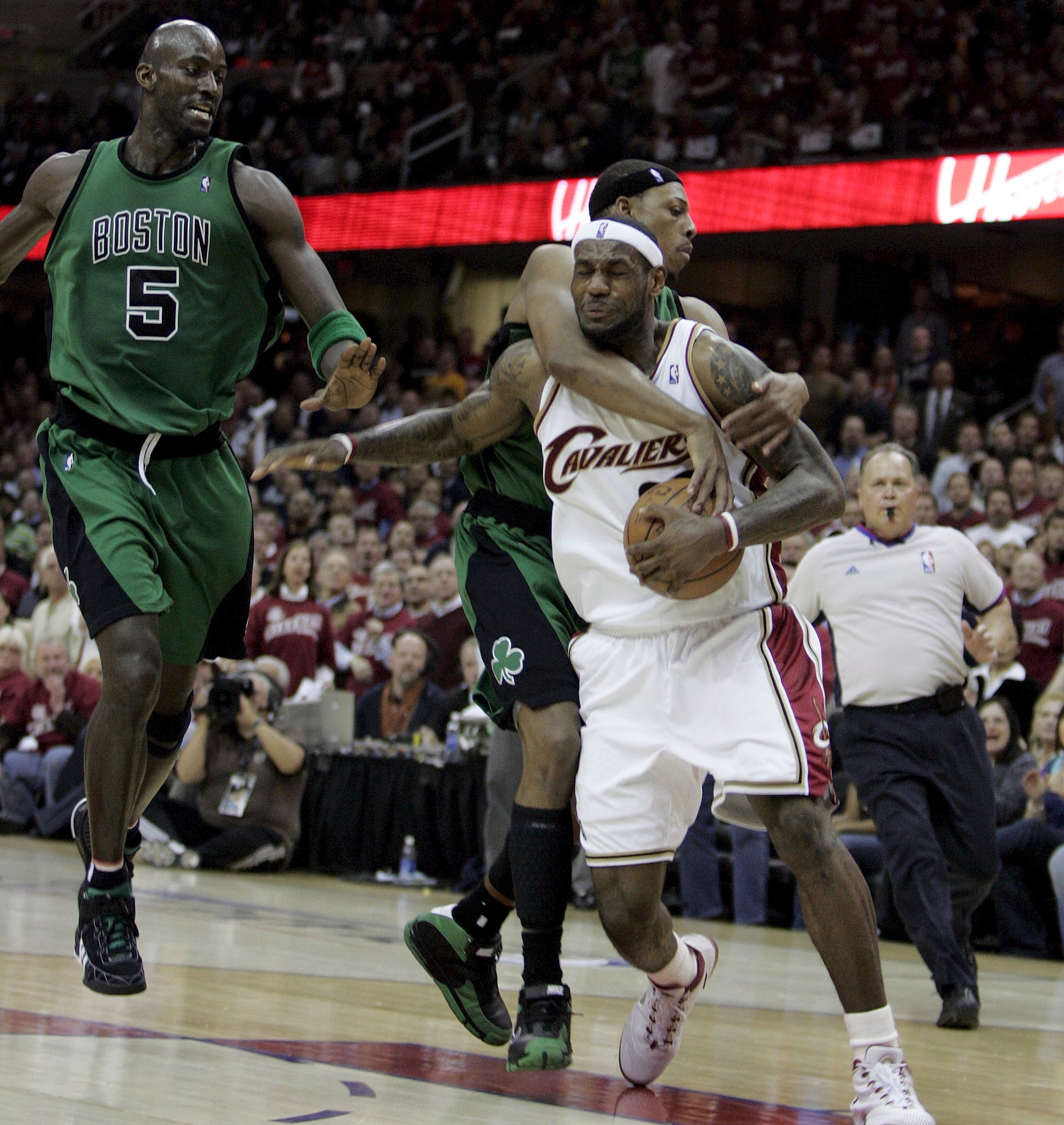 bob半岛体育-皮尔斯：詹姆斯有着大前锋身材&amp;后卫打法 他身材和大本一样