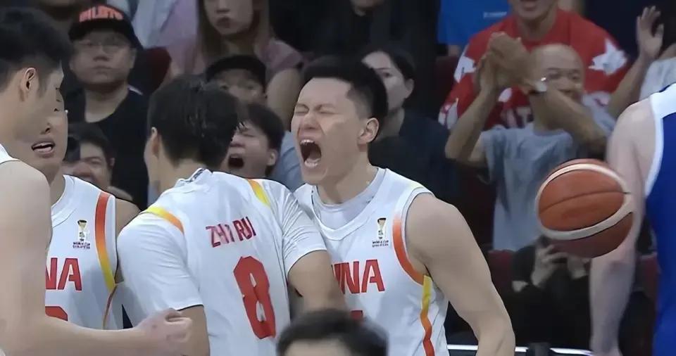 男篮1人被赞：很像黑人球员，弹速快，身体壮，会卡位，拼抢积极